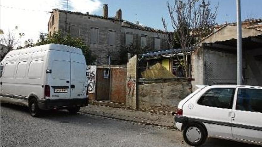 La finca del barri de la Farga on es troba el centre social ocupat que un jutjat ha ordenat desallotjar.