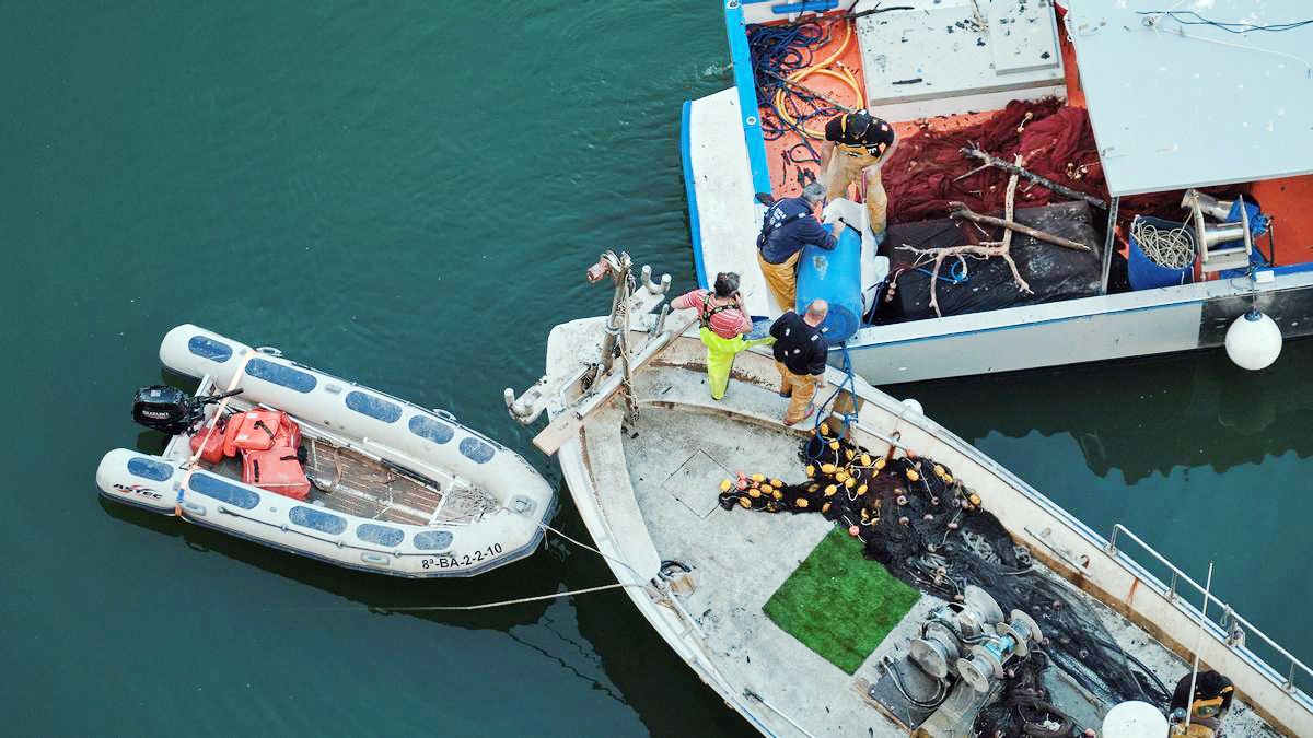 Los trabajos de pesca en el pantano de Sau.