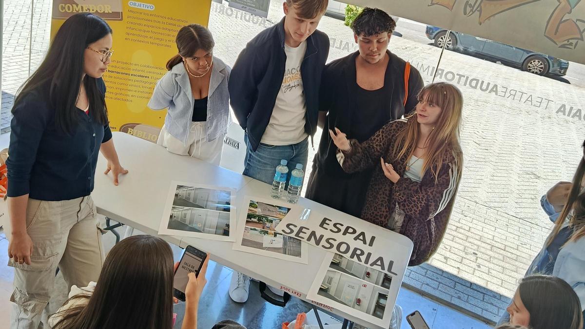 Estudiants de Postimpressió i acabats gràfics del CIPFP Ciutat de l'Aprenent de València presentant les propostes per embellir aules provisionals.