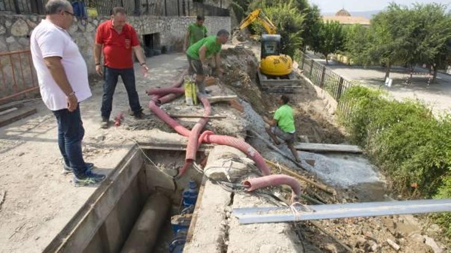 La fuga de la calle Menor Cuesta ha movilizado un amplio equipo de operarios y técnicos.