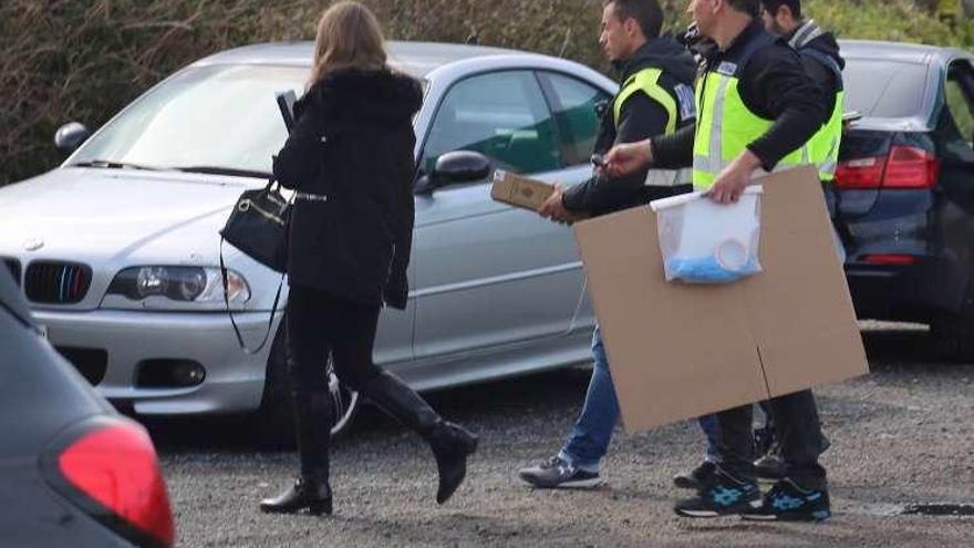 Los agentes con material intervenido en O Grove. // Muñiz