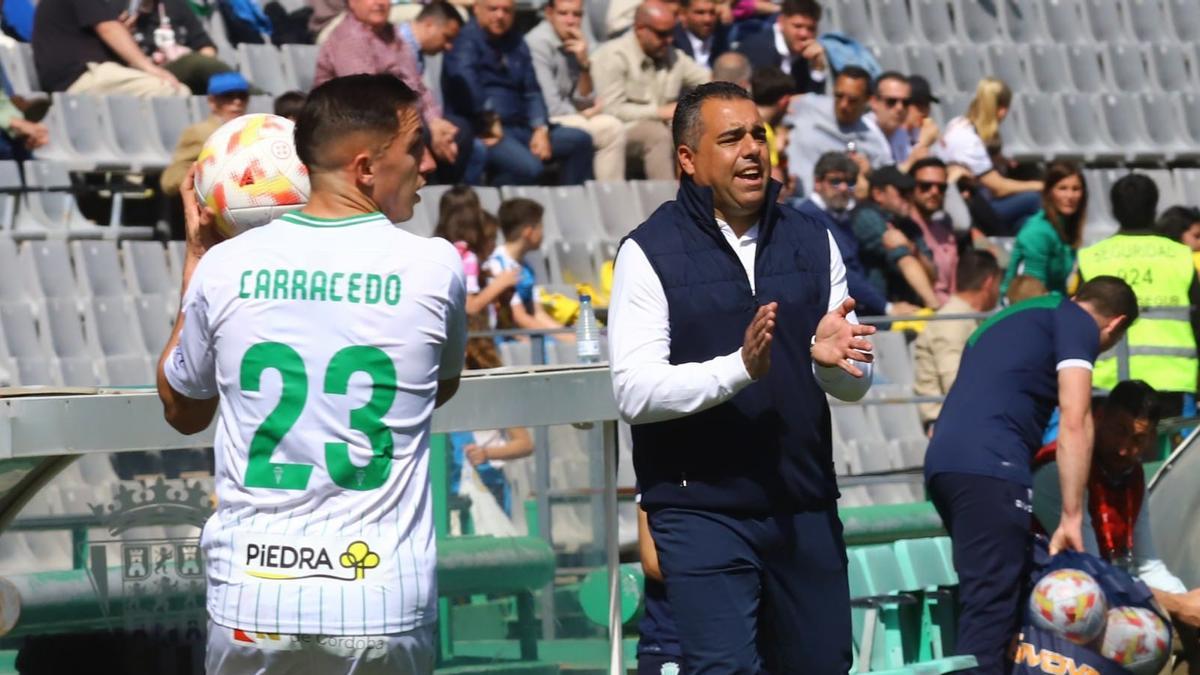 Germán Crespo, junto a Carracedo, arengando a sus futbolistas durante el encuentro.