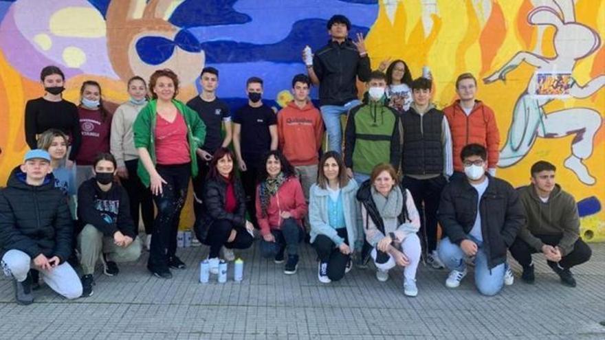 Mural creado por los alumnos del IES Antoni Llidó y la artista Bárbara Sebastián &quot;Barbiturikills&quot;