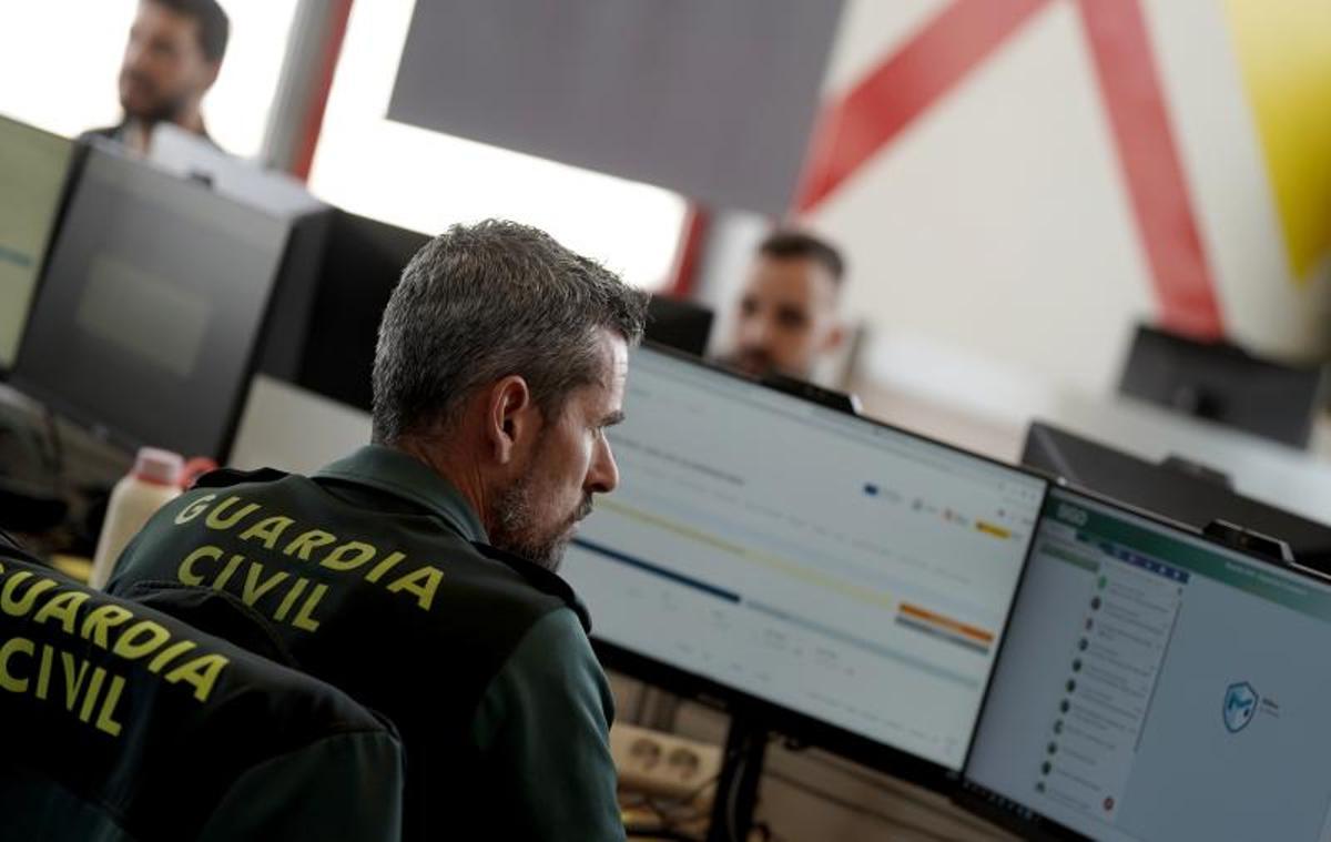 Un agente de la CiberComandancia de la Guardia Civil, en su sala de operaciones en León