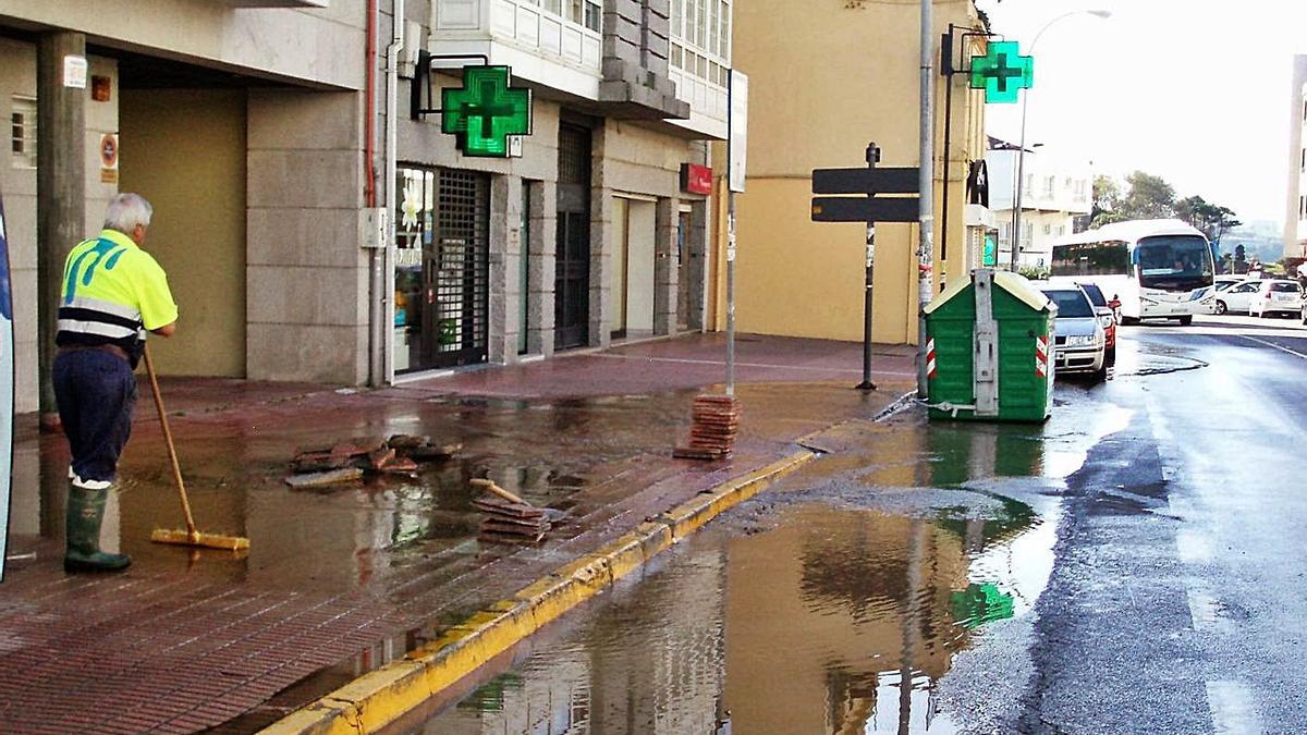 Operario de Sergesco, en una rotura de una tubería de agua en Santa Cruz en 2017. |   // L. O.