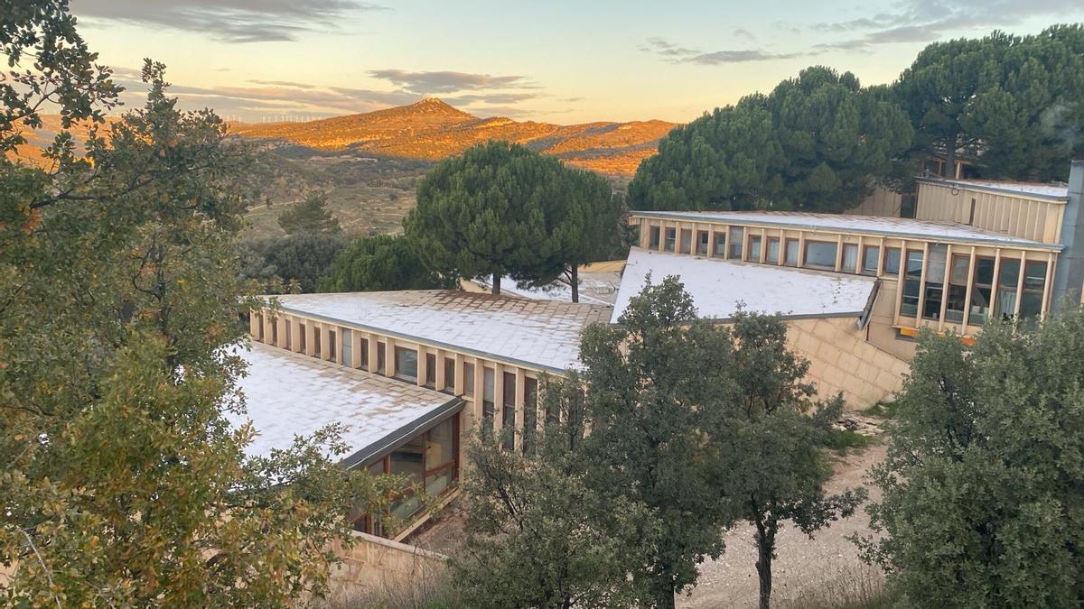 Cubierta de la escuela infantil, con una fina capa de nieve.