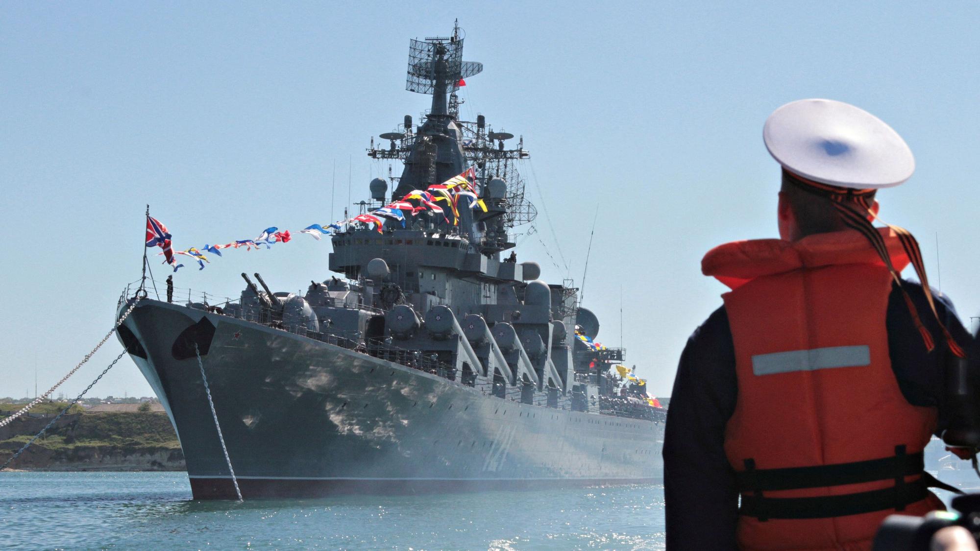 El crucero ruso Moskva amarrado en el puerto ucraniano de Sebastopol en el Mar Negro, Ucrania 10, 2013
