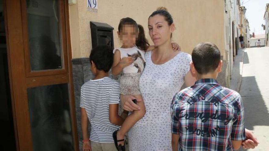 Alisa y sus tres hijos, ayer, en la puerta de la casa del barrio de Pinet de Oliva que ocupan, y que deberían abandonar el viernes.