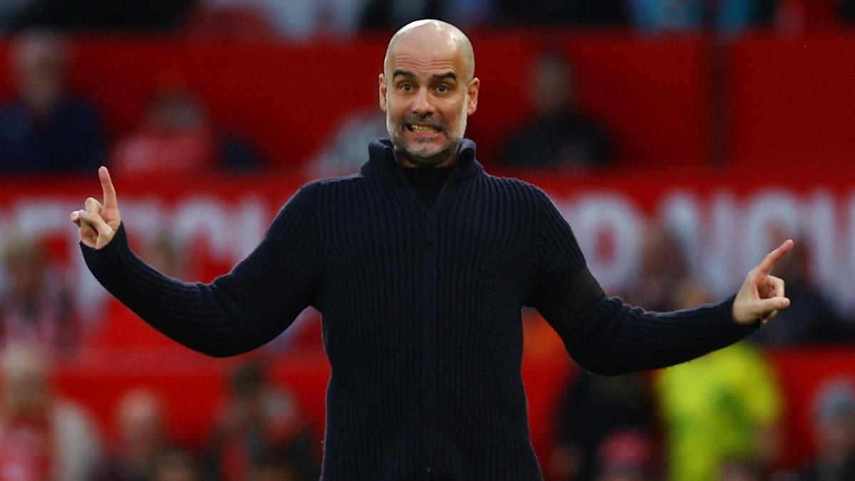 Pep Guardiola da instrucciones a los jugadores del City durante el derbi con el United.