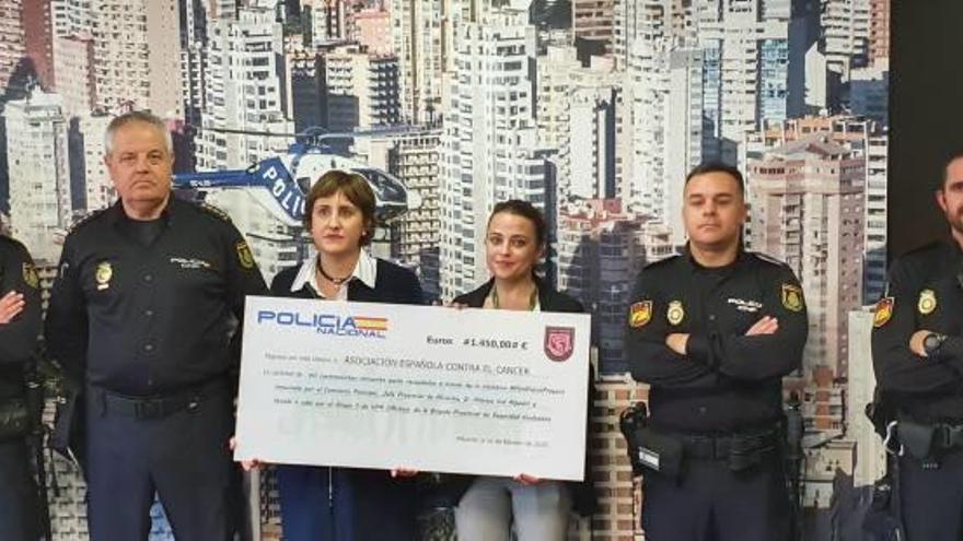 Donación de la Policía Nacional a la AECC