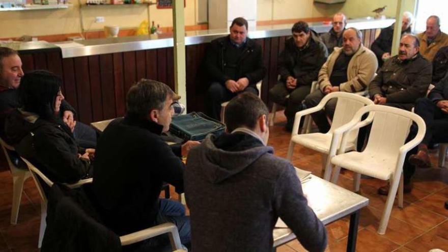 Reunión de la Federación de Caza celebrada ayer en Lalín con los tecores de la zona. // Bernabé