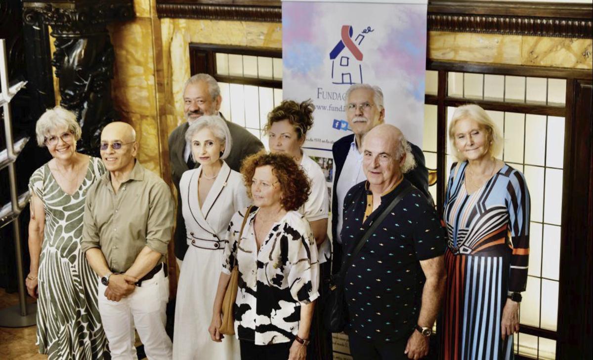 A la izquierda, de izquierda a derecha, en primer fila, Magdalena Llerandi, Luis Jesús Bárcena, Ana Rúa,   Charo Hernández y Jesús Sánchez; detrás, Pedro Cubría, Eva Maria Sánchez, Jesús Bermúdez e Isabel Moro, patronos de Siloé; a la derecha, público en el Jovellanos durante el homenaje. | MARCOS LEÓN