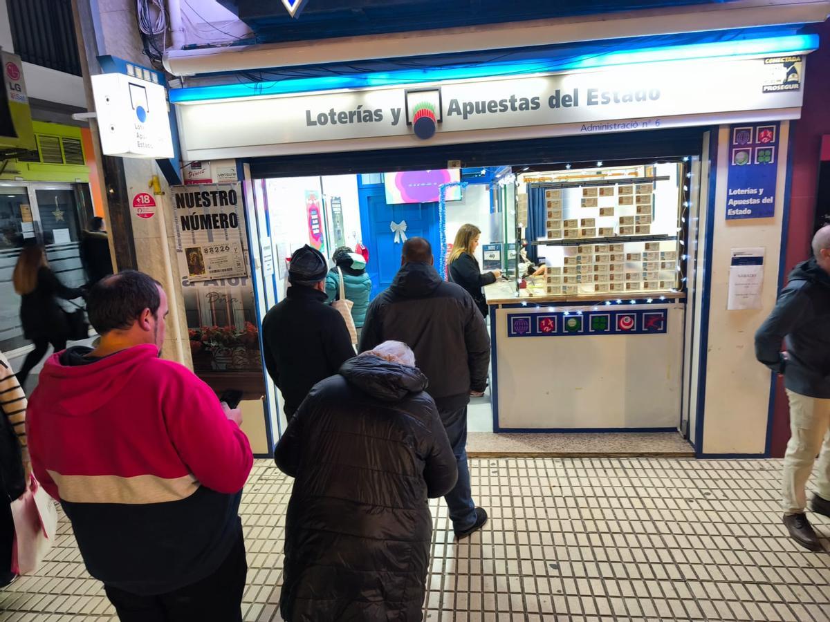 La estampa de las colas se repite estos días en las administraciones, como esta de Castelló.