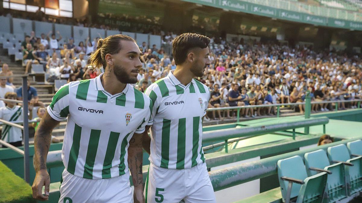 Dragisa Gudelj y Adri Castellano exhiben la nueva primera equipación del Córdoba CF.