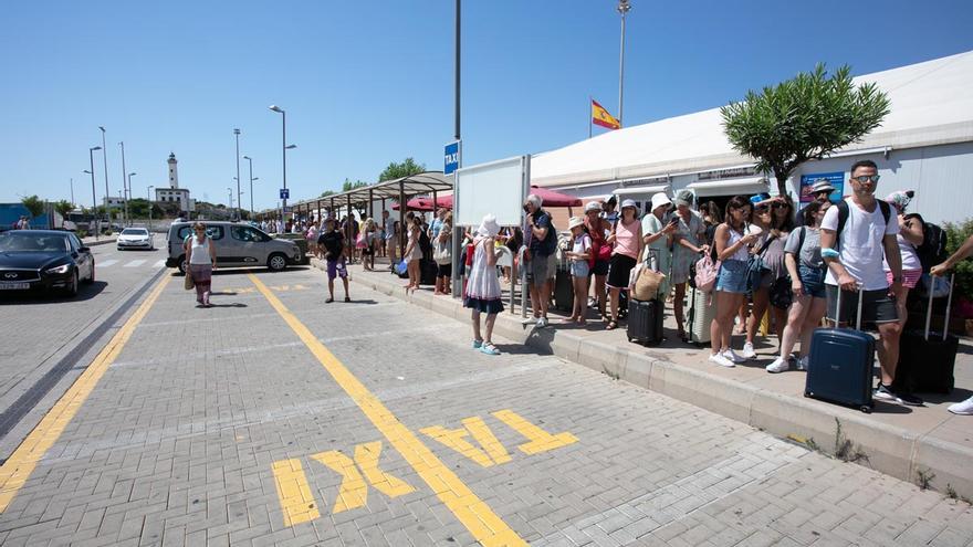 Turistas sin autobuses ni taxis a pleno sol en la estación marítima de es Botafoc, en Ibiza, el pasado 21 de julio.