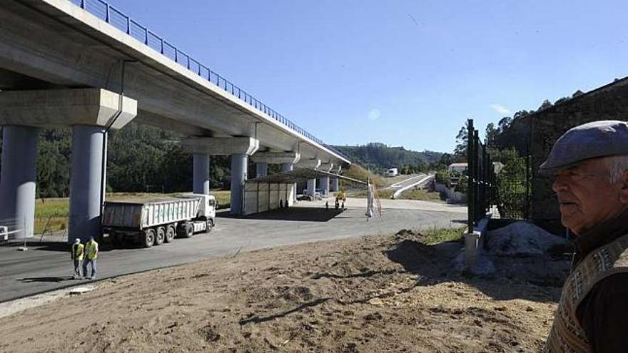 Operarios trabajan en las obras del AVE en Boedo, mientras se instala la carpa para las fiestas. / juan varela