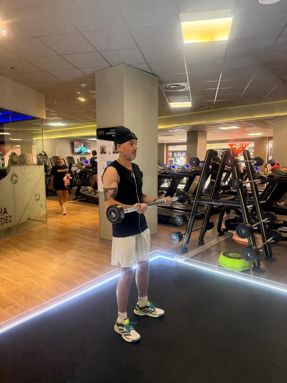 Kiko Palmer, paciente con glioblastoma, va al gimnasio todos los días: "Se puede hacer vida normal con el tratamiento TTFields".