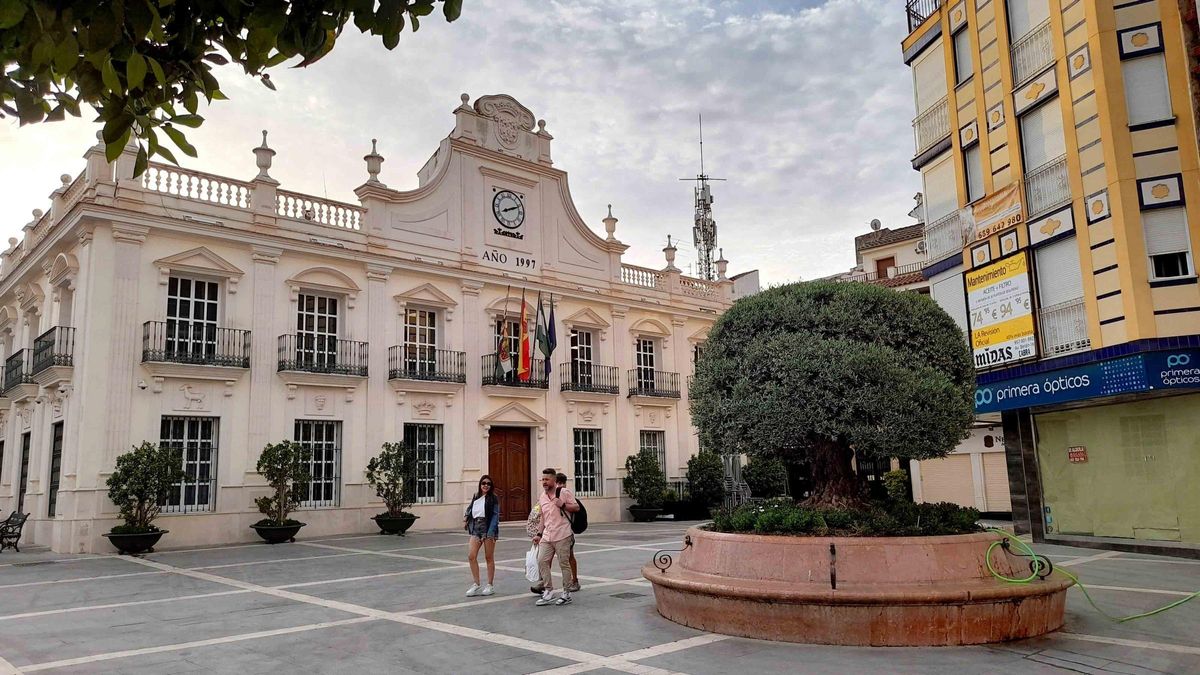 Imagen que en estos días presenta la céntrica plaza de España, en la que se ubica el Consistorio.