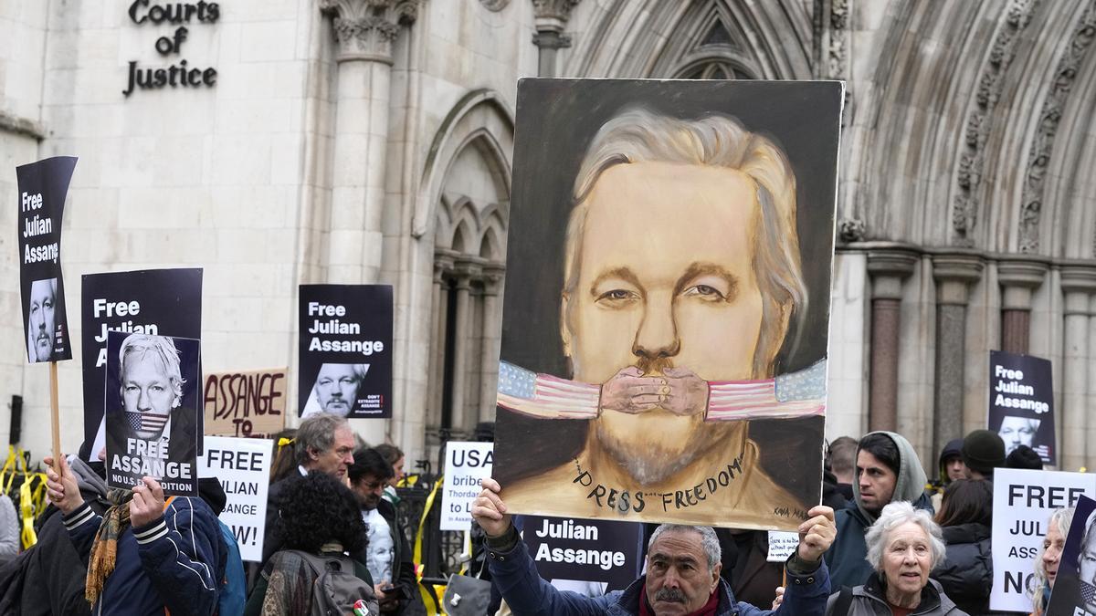 Protesta en favor de Assange en la corte de Londres donde se delibera su extradición a EEUU
