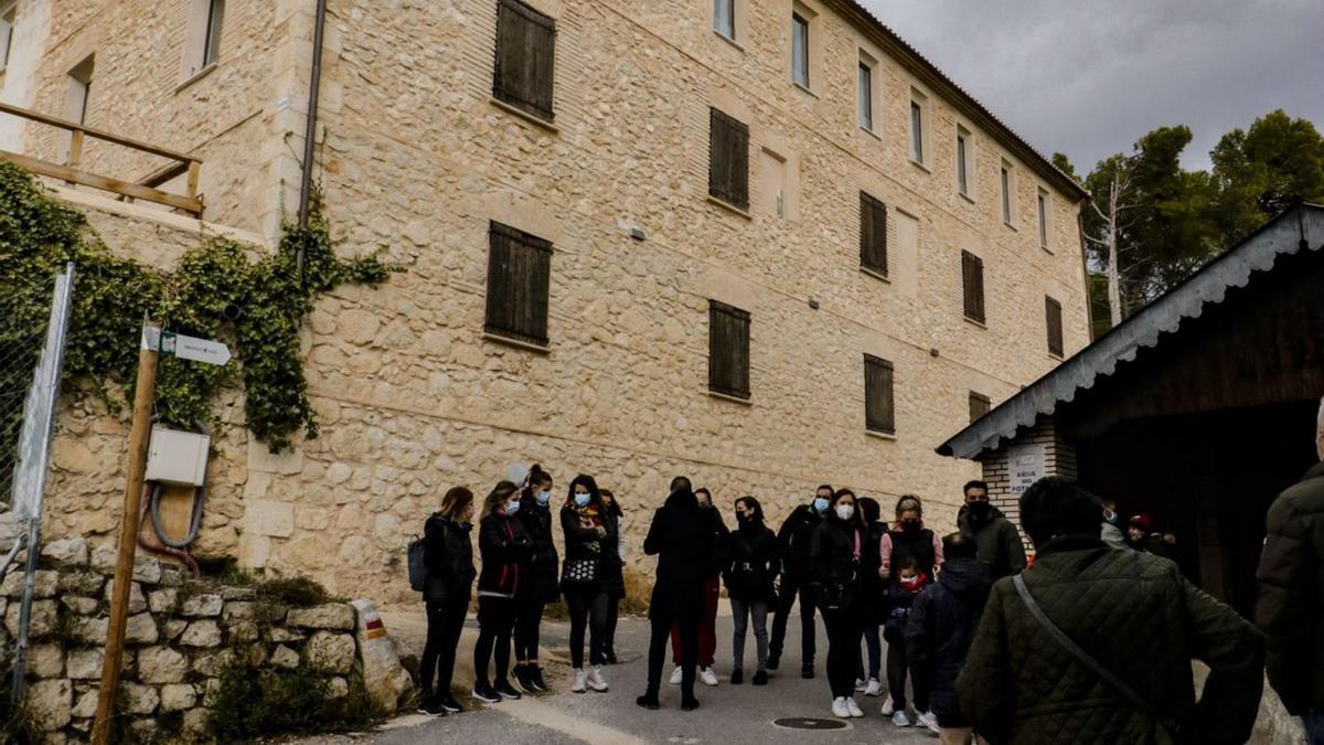 Grandes y pequeños muestran su curiosidad ante todos los detalles que componen el edificio.  | JUANI RUZ