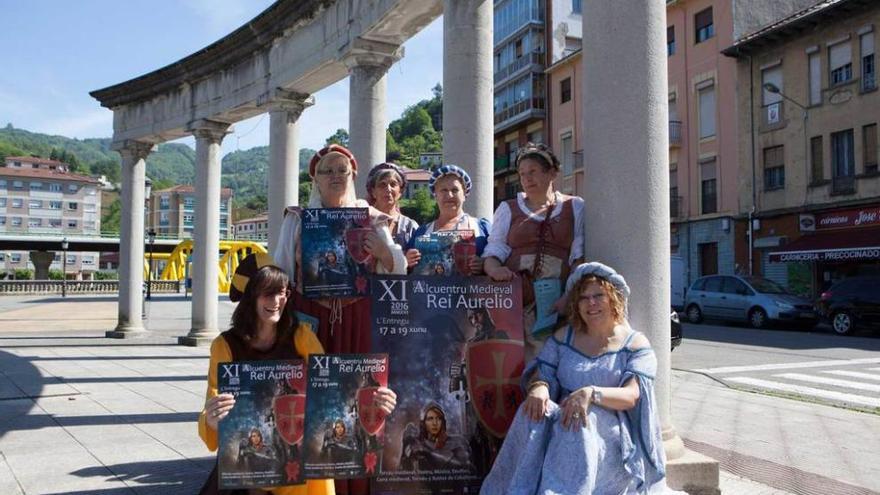 Integrantes de la sociedad de festejos, con la concejala de Turismo, en el parque de La Laguna.