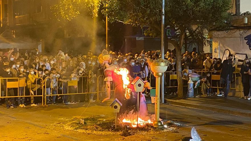 El fuego devora la falla infantil de Mercat Vell en Benicarló