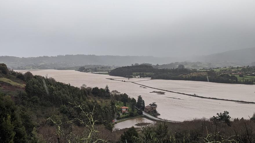 El temporal obligó a cerrar los colegios de Villaviciosa ante el  riesgo de desbordamiento del río Linares