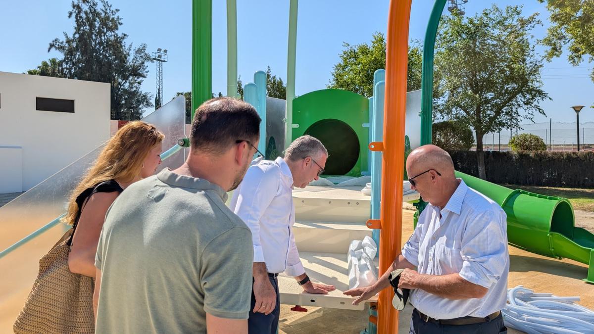Obras del nuevo parque acuático infantil.