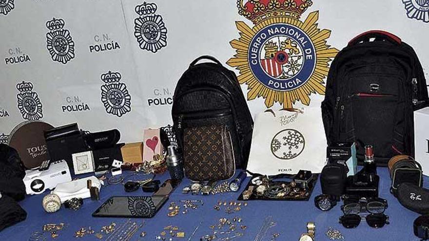 Efectos robados recuperados por la PolicÃ­a Nacional tras la detenciÃ³n de los sospechosos.