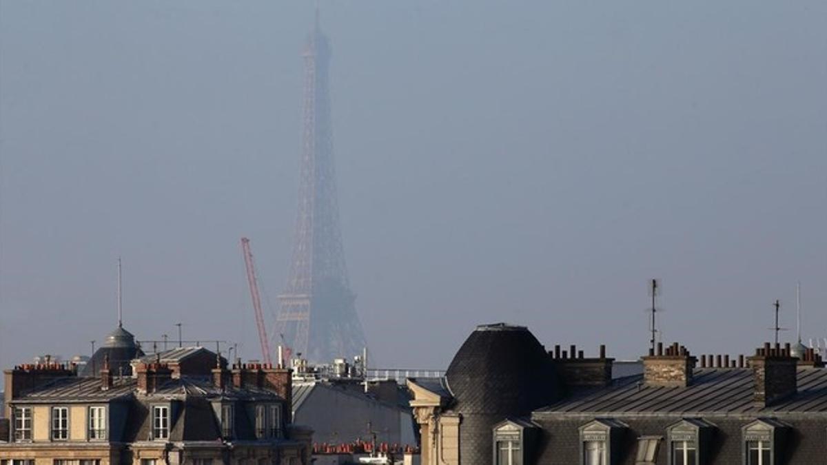 La contaminación difumina la imagen de la Torre Eiffel de París, el pasado día 20 de enero.