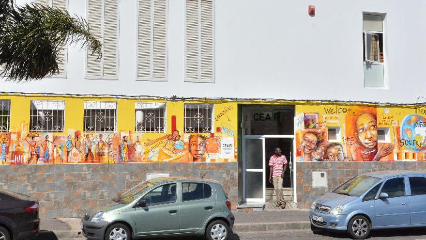 Vista de la fachada del Centro de Refugiados de Vecindario pintada por Anol El Pemú, natural de Camerún.