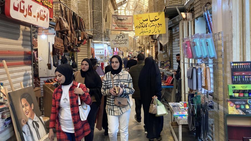 Unas jóvenes pasean por el mercado antiguo de Bagdad.