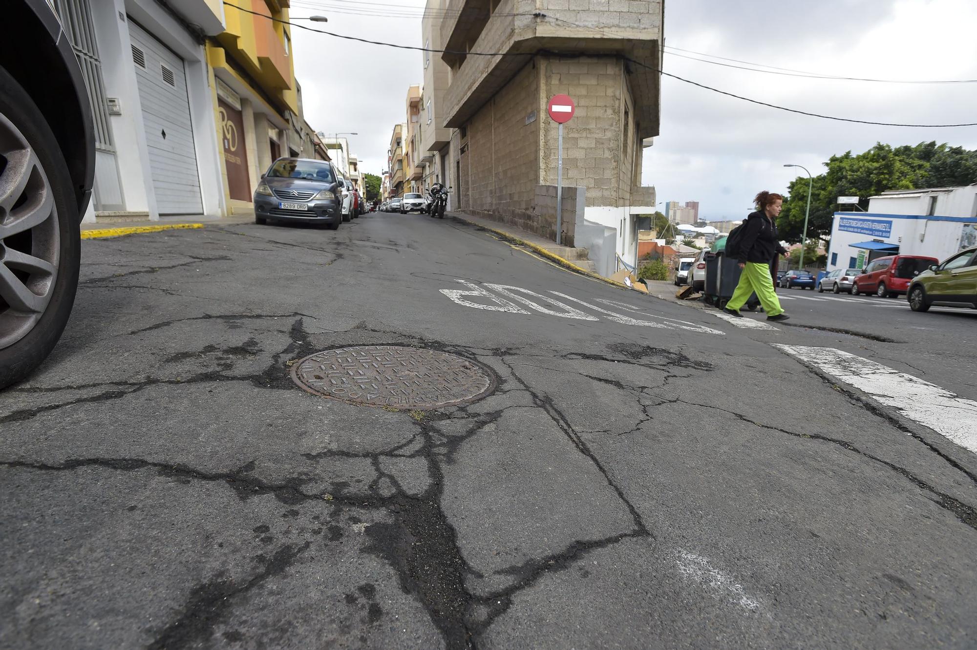 Desperfectos en la Calle Batalla de Teruel y el parque infantil de la plaza Cayo Ramírez