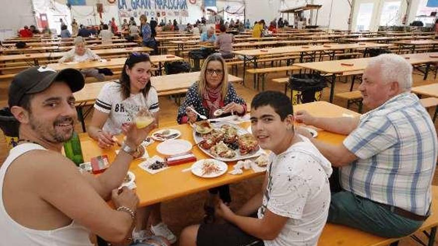 Asistentes a La Gran Mariscada en El Bibio.