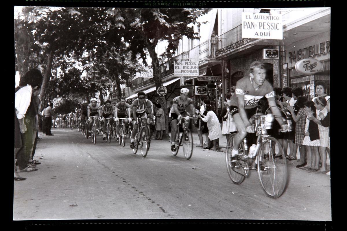 Cursa ciclista al seu pas pel carrer Camprodon. 8 de setembre de 1963
