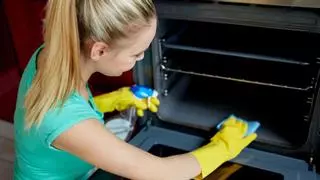 El sencillo truco para limpiar el doble cristal del horno sin tener que desmontarlo