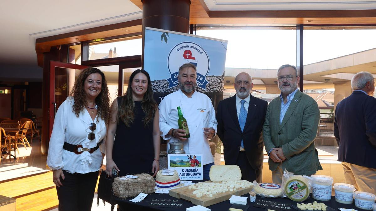 Por la izquierda, Carmen Ealo de Sá, Teresa Aliende, el hostelero Pedro Caramés, Javier Marqués y Alfredo García Quintana.