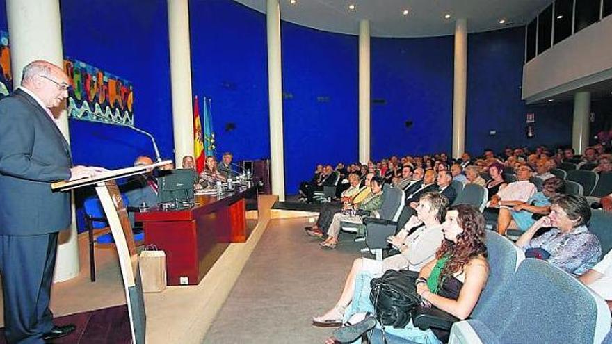 Etelvino González, en primer término, durante la conferencia del día de Jovellanos.