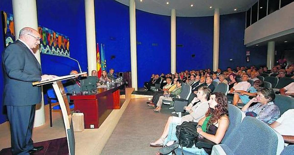 Etelvino González, en primer término, durante la conferencia del día de Jovellanos.