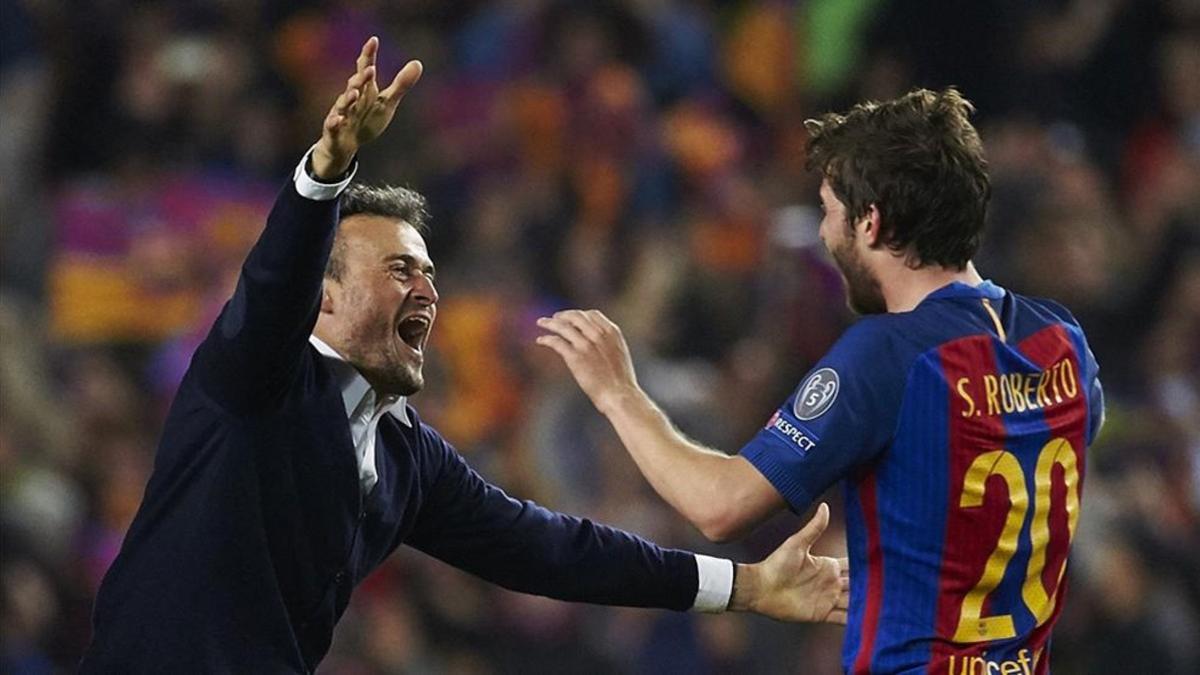 Luis Enrique celebra con Sergi Roberto el pase a cuartos