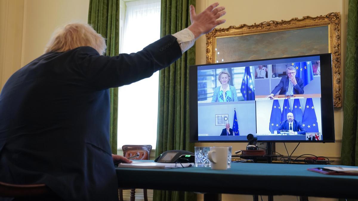 El primer ministro, Boris Johnson, en una videollamada con los dirigentes de la UE.