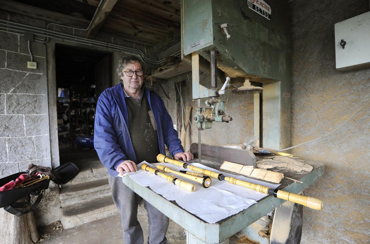 Joaquín Espiño, en su taller, en los últimos días de trabajo de una saga de artesanos de más de 200 años.