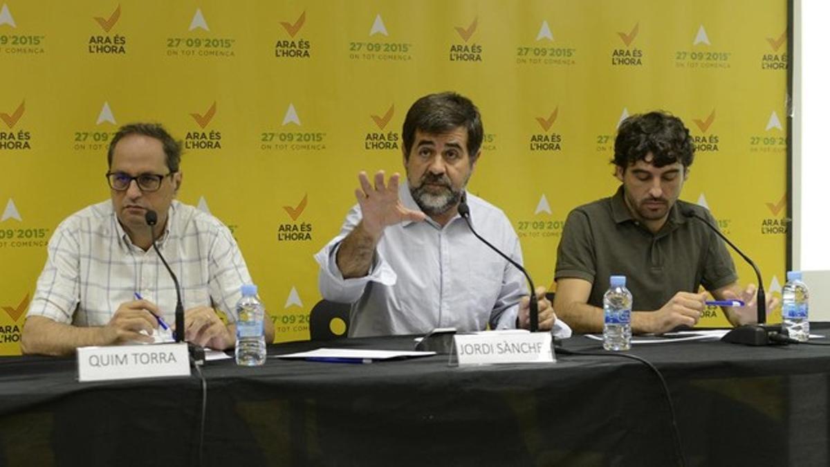 El presidente de Òmnium Cultural, Quim Torra (izquierda); el presidente de la ANC, Jordi Sànchez, y el miembro de la organización de la 'Via Lliure' Jordi Sabaté, este martes, 18 de agosto.