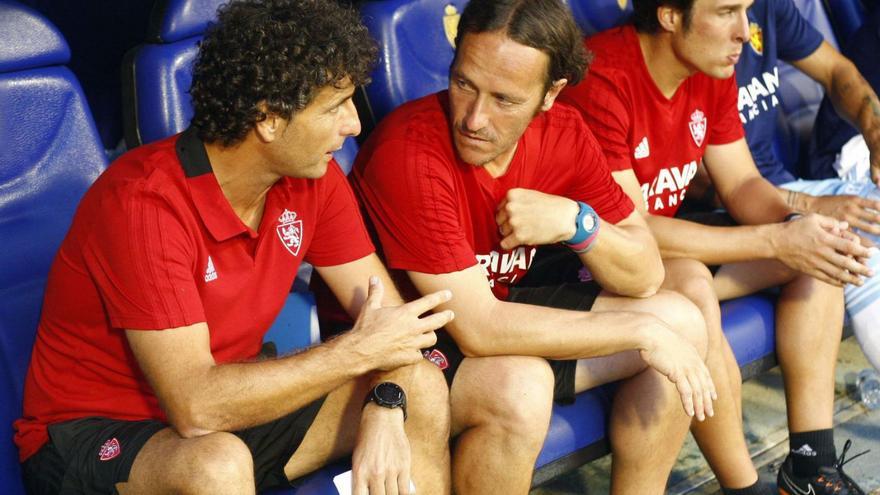 Imanol Idiakez conversa con Mario Gibanel durante su etapa en el Real Zaragoza. |  // JAIME GALINDO