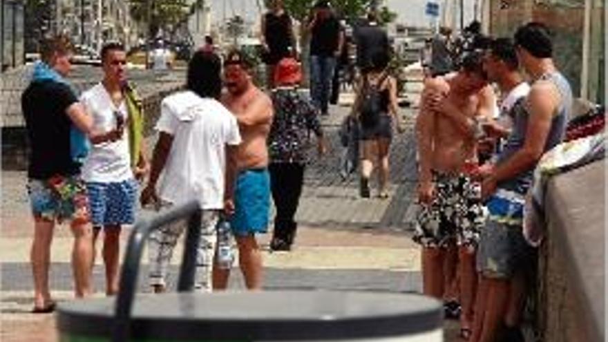 Turistes caminant pel passeig marítim de Barcelona.