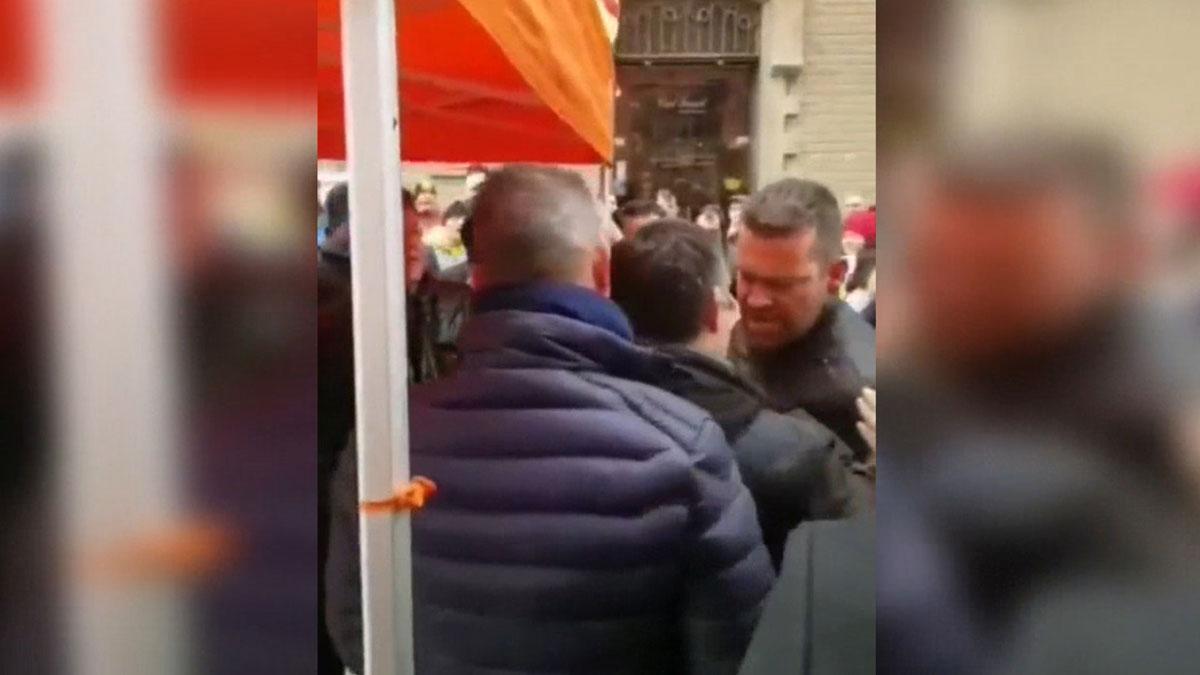 Arrimadas y Rivera denuncian insultos a una carpa de Ciudadanos en Vic.