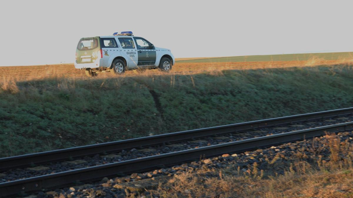 Un coche de la Guardia Civil en el lugar donde apareció el cuerpo sin vida.