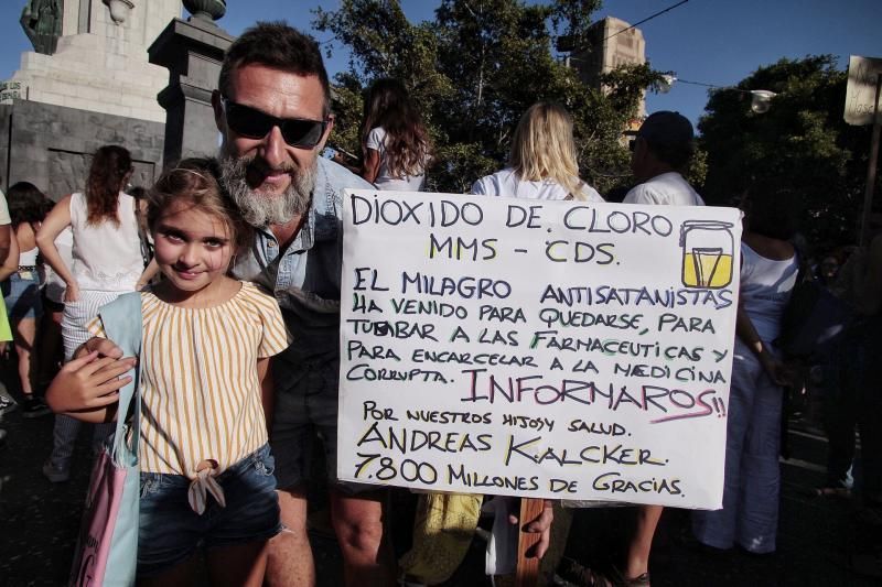 Concentración contra las mascarillas y las vacunas Santa Cruz de Tenerife  | 16/08/2020  | 16/08/2020 | Fotógrafo: María Pisaca Gámez