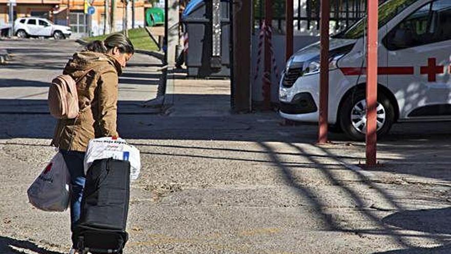 Una dona després de recollir el seu lot de menjar a la Creu Roja.