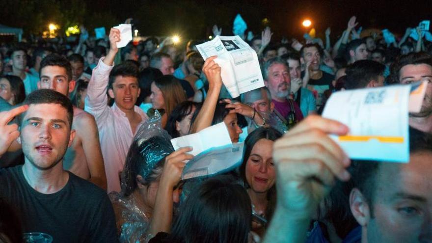 Varios jóvenes protestan por la cancelación del concierto.